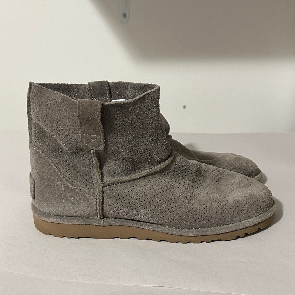UGG Classic Suede Boots in‎ Light Gray
